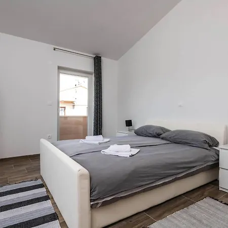 Semesterbostad Leone By Interhome Bibici