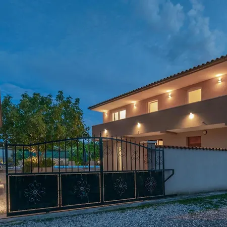 Leone By Interhome Bibici