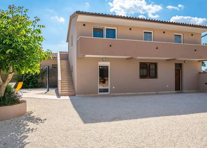 Leone By Interhome Bibići